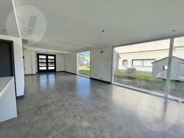 Casa en venta - Barrio Saint Thomas Oeste, Canning