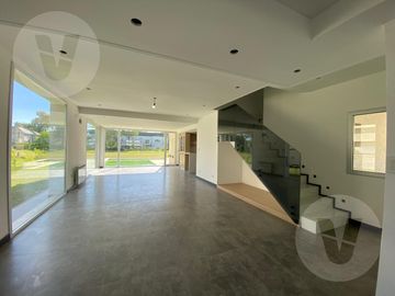 Casa en venta - Barrio Saint Thomas Oeste, Canning