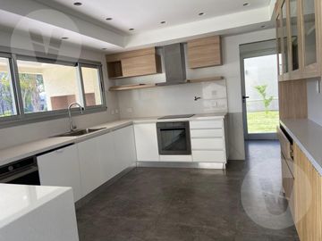 Casa en venta - Barrio Saint Thomas Oeste, Canning