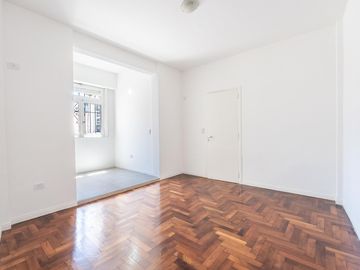 Increíble departamento de 4 ambientes refaccionado con balcón en venta
