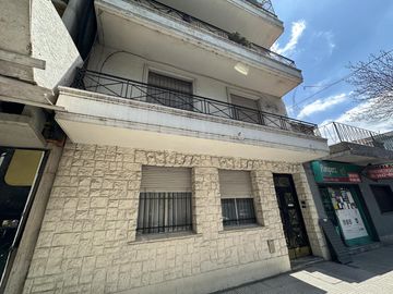 Increíble departamento de 4 ambientes refaccionado con balcón en venta