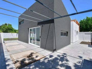 Casa en venta - 2 Dormitorios 2 Baños - Cochera - 120Mts2 - City Bell
