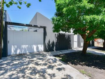 Casa en venta - 2 Dormitorios 2 Baños - Cochera - 120Mts2 - City Bell