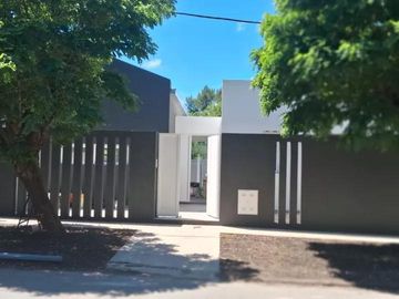 Casa en venta - 2 Dormitorios 2 Baños - Cochera - 120Mts2 - City Bell
