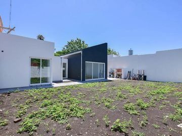 Casa en venta - 2 Dormitorios 2 Baños - Cochera - 120Mts2 - City Bell