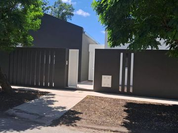 Casa en venta - 2 Dormitorios 2 Baños - Cochera - 120Mts2 - City Bell