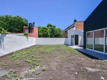 Casa en venta - 2 Dormitorios 2 Baños - Cochera - 120Mts2 - City Bell