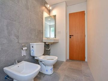 Casa en venta - 2 Dormitorios 2 Baños - Cochera - 120Mts2 - City Bell