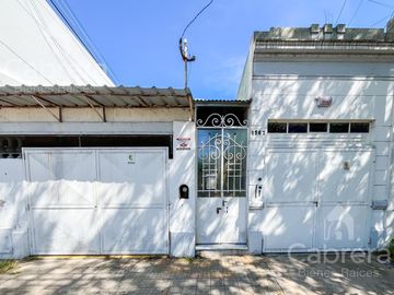 Venta casa 3 dormitorios con patio y cochera, La Plata