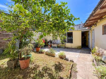 Venta casa 3 dormitorios con patio y cochera, La Plata