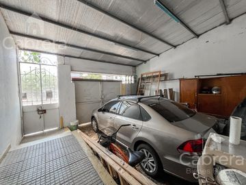 Venta casa 3 dormitorios con patio y cochera, La Plata