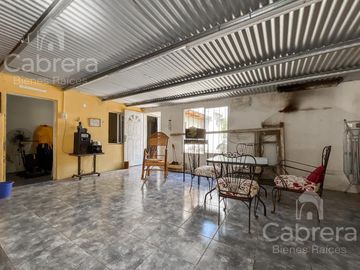 Venta casa 3 dormitorios con patio y cochera, La Plata