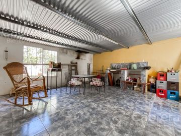 Venta casa 3 dormitorios con patio y cochera, La Plata