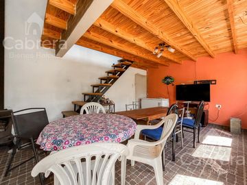 Venta casa 3 dormitorios con patio y cochera, La Plata