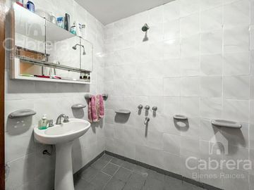 Venta casa 3 dormitorios con patio y cochera, La Plata