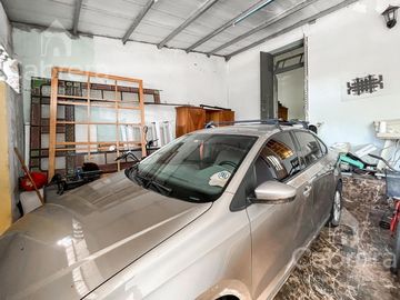 Venta casa 3 dormitorios con patio y cochera, La Plata