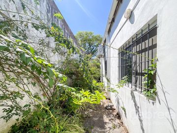Venta casa 3 dormitorios con patio y cochera, La Plata