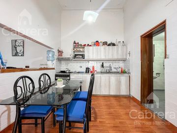 Venta casa 3 dormitorios con patio y cochera, La Plata