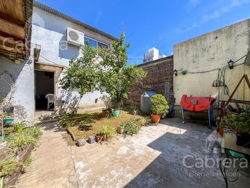 Venta casa 3 dormitorios con patio y cochera, La Plata