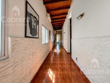 Venta casa 3 dormitorios con patio y cochera, La Plata