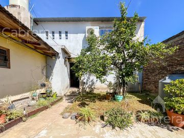 Venta casa 3 dormitorios con patio y cochera, La Plata