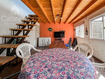 Venta casa 3 dormitorios con patio y cochera, La Plata