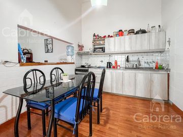 Venta casa 3 dormitorios con patio y cochera, La Plata