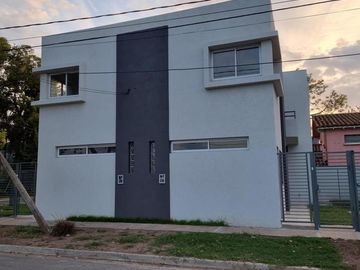 PH en venta - 2 Dormitorios 1 Baño - Cochera - 80Mts2 - Castelar, Morón