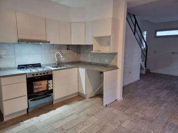 PH en venta - 2 Dormitorios 1 Baño - Cochera - 80Mts2 - Castelar, Morón