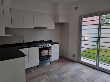 PH en venta - 2 Dormitorios 1 Baño - Cochera - 80Mts2 - Castelar, Morón