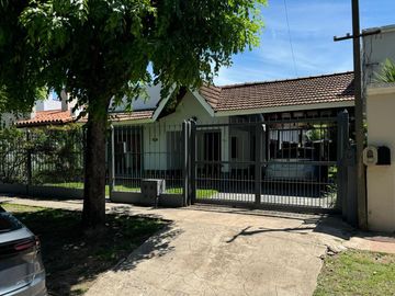 Casa en venta - 3 Dormitorios 2 Baños - 600Mts2 - Burzaco