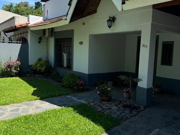 Casa en venta - 3 Dormitorios 2 Baños - 600Mts2 - Burzaco