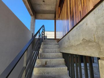 DUPLEX DE 4 AMBIENTES A ESTRENAR CON COCHERA Y TERRAZA EN PLANTA ALTA EN VENTA. CARAPACHAY