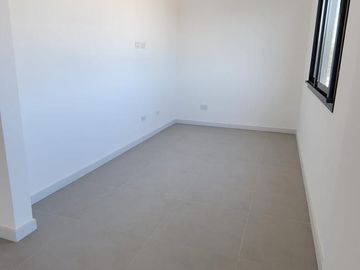 DUPLEX DE 4 AMBIENTES A ESTRENAR CON COCHERA Y TERRAZA EN PLANTA ALTA EN VENTA. CARAPACHAY