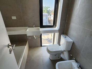 DUPLEX DE 4 AMBIENTES A ESTRENAR CON COCHERA Y TERRAZA EN PLANTA ALTA EN VENTA. CARAPACHAY