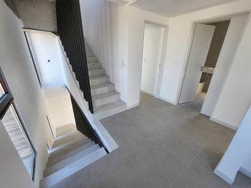 DUPLEX DE 4 AMBIENTES A ESTRENAR CON COCHERA Y TERRAZA EN PLANTA ALTA EN VENTA. CARAPACHAY