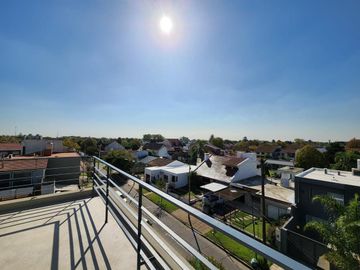 DUPLEX DE 4 AMBIENTES A ESTRENAR CON COCHERA Y TERRAZA EN PLANTA ALTA EN VENTA. CARAPACHAY