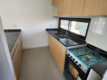 DUPLEX DE 4 AMBIENTES A ESTRENAR CON COCHERA Y TERRAZA EN PLANTA ALTA EN VENTA. CARAPACHAY