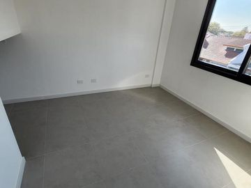 DUPLEX DE 4 AMBIENTES A ESTRENAR CON COCHERA Y TERRAZA EN PLANTA ALTA EN VENTA. CARAPACHAY