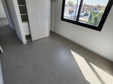 DUPLEX DE 4 AMBIENTES A ESTRENAR CON COCHERA Y TERRAZA EN PLANTA ALTA EN VENTA. CARAPACHAY
