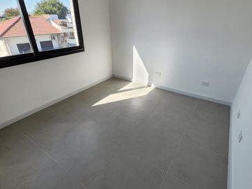 DUPLEX DE 4 AMBIENTES A ESTRENAR CON COCHERA Y TERRAZA EN PLANTA ALTA EN VENTA. CARAPACHAY