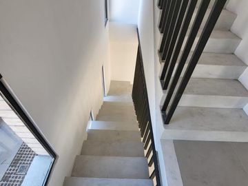 DUPLEX DE 4 AMBIENTES A ESTRENAR CON COCHERA Y TERRAZA EN PLANTA ALTA EN VENTA. CARAPACHAY