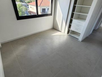 DUPLEX DE 4 AMBIENTES A ESTRENAR CON COCHERA Y TERRAZA EN PLANTA ALTA EN VENTA. CARAPACHAY