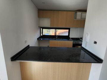 DUPLEX DE 4 AMBIENTES A ESTRENAR CON COCHERA Y TERRAZA EN PLANTA ALTA EN VENTA. CARAPACHAY
