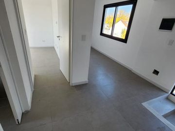 DUPLEX DE 4 AMBIENTES A ESTRENAR CON COCHERA Y TERRAZA EN PLANTA ALTA EN VENTA. CARAPACHAY