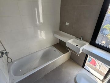 DUPLEX DE 4 AMBIENTES A ESTRENAR CON COCHERA Y TERRAZA EN PLANTA ALTA EN VENTA. CARAPACHAY