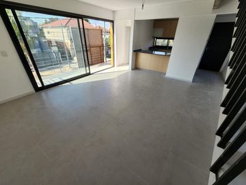 DUPLEX DE 4 AMBIENTES A ESTRENAR CON COCHERA Y TERRAZA EN PLANTA ALTA EN VENTA. CARAPACHAY