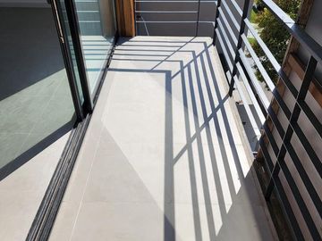 DUPLEX DE 4 AMBIENTES A ESTRENAR CON COCHERA Y TERRAZA EN PLANTA ALTA EN VENTA. CARAPACHAY
