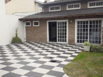 Chalet 4 amb. con quincho y patio