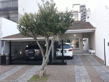 Chalet 4 amb. con quincho y patio